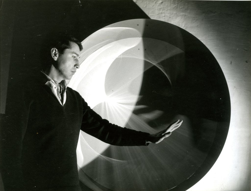 Julio-Le-Parc-frente-a-Continuel-lumière-cylindre-1962.-Archivo-Julio-Le-Parc1