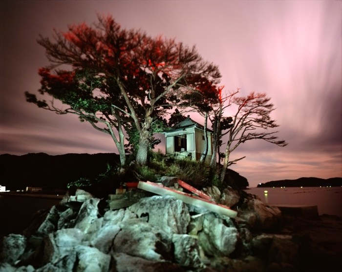SANTUARIO BENTEN El Santuario Benten está situado en una pequeña isla en la bahía de Otsuchi. Fue golpeado por el tsunami de 2011 y cubierto completamente por las olas pero de alguna manera no fue destruido. Ciudad de Otsuchi, Prefectura de Iwate, Japón. La imagen fue tomada en junio 2014. @Alejandro Chaskielberg.