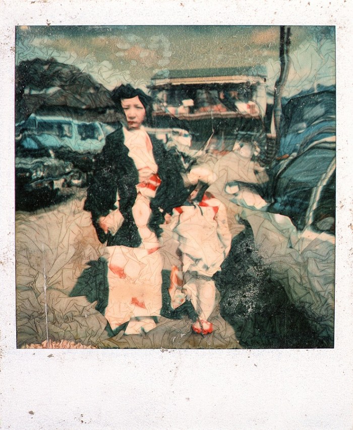 Una imagen que fuera arrasada por el tsunami y recuperada tiempo después muestra una mujer junto a una niña vistiendo trajes típicos japoneses. Ciudad de Otsuchi, Prefectura de Iwate, Japón. @Alejandro Chaskielberg