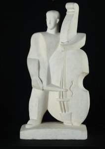 “El hombre del contrabajo”, de Pablo Curatella Manes (1922–1925), yeso, colección MNBA en el CCK.