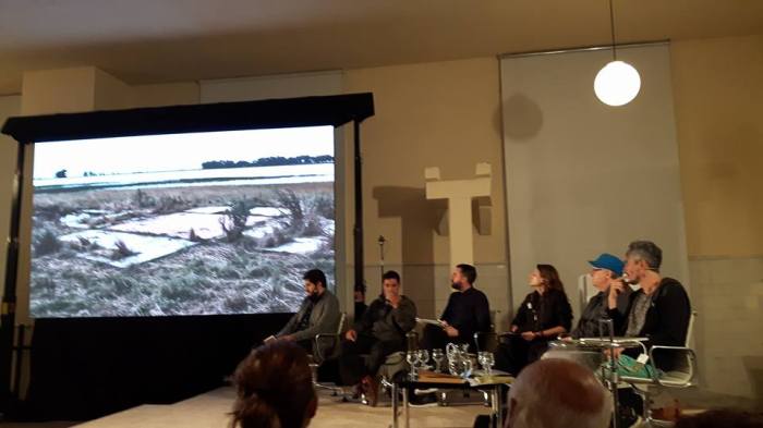 Obra de Matías Duville, y mesa de diálogo II, coordinada por Agustín Pérez Rubio (PH: Zulema Maza).