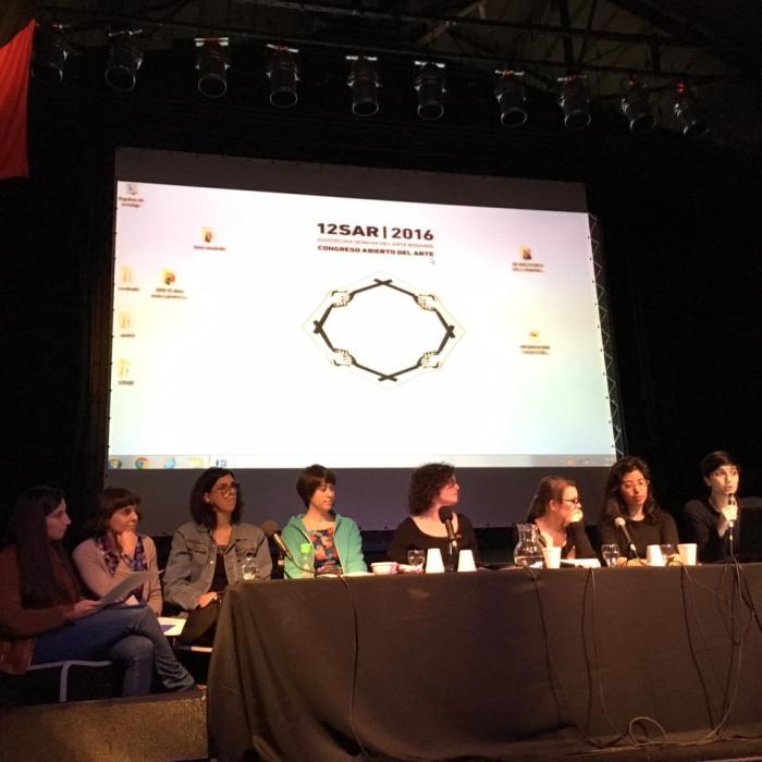 Artistas independientes. Modera: Clarisa Appendino (Curadora y crítica de arte. Rosario) Julia Tamagnini (Artista. Representante de Casa 13.Córdoba) Andrei Fernández (Artista visual, gestora independiente. Tucumán) Ángeles Ascúa (Artista visual. Rafaela) Sub Escuela (Grupo de gestión autónoma vinculado a la formación en arte. Rosario) Clara Ponce y Mariana Barón (Artistas. Coordinadoras de Montaña, espacio para el arte contemporáneo. Mendoza). Foto: Lila Siegrist. 