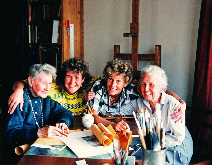 Ana Laplace (tapicista), Teresa Pereda (artista visual), Estela Pereda (artista visual), Estela Lacau (escritora y pintora), e la casa de Estela, cuando preparaban la muestra 4 generaciones.