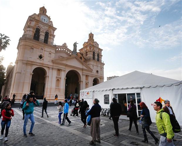Un mercado en las calles cordobesas. Foto: LA NACION / Diego Lima