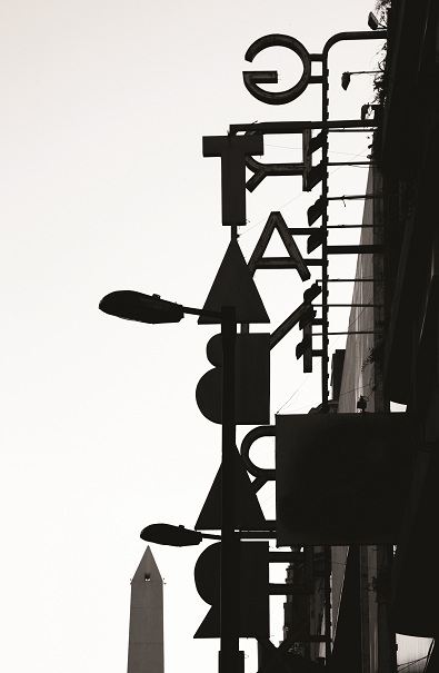 Signboards and Obelisk. Downtown. Buenos Aires. Argentina. 2011. Foto: Aldo Sessa.