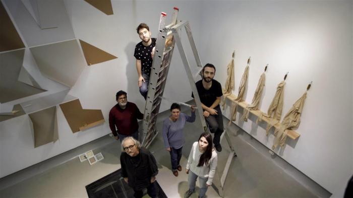 Un clan que son dos: los Peña (Aldo; su mujer, Sara Picconi, y su hija Huenu) comparten muestra con los Pesce (Ernesto y sus hijos Julián y Lautaro) en la galería Pasaje 17. Foto: Emiliano Lasalvia