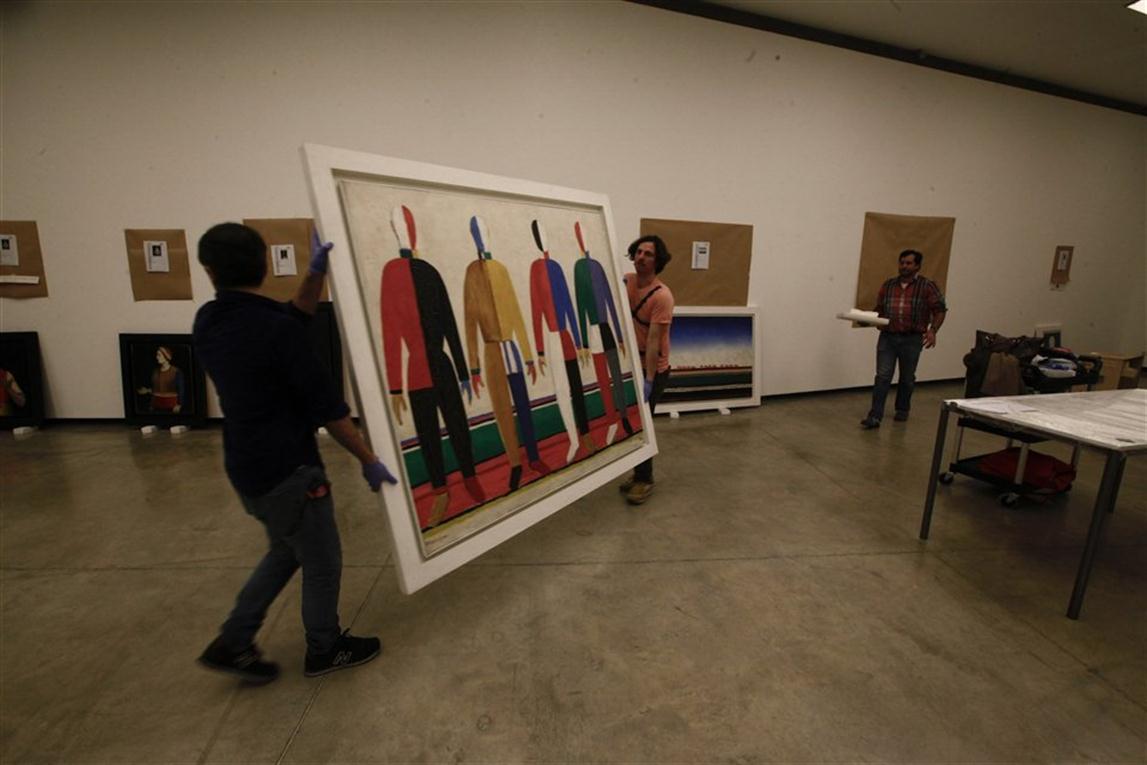 La espera valió la pena: Proa ya colgó el Cuadrado Negro de Malévich –  María Paula Zacharías, image size:1147x765