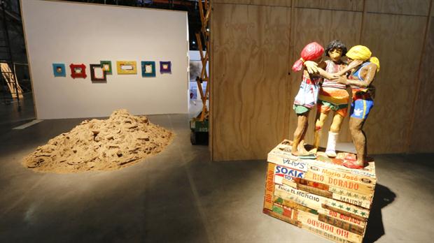 Mariana de Matteis, Diego Figueroa y Roman Vitali en arteBA Focus. Foto: Ricardo Pristupluk